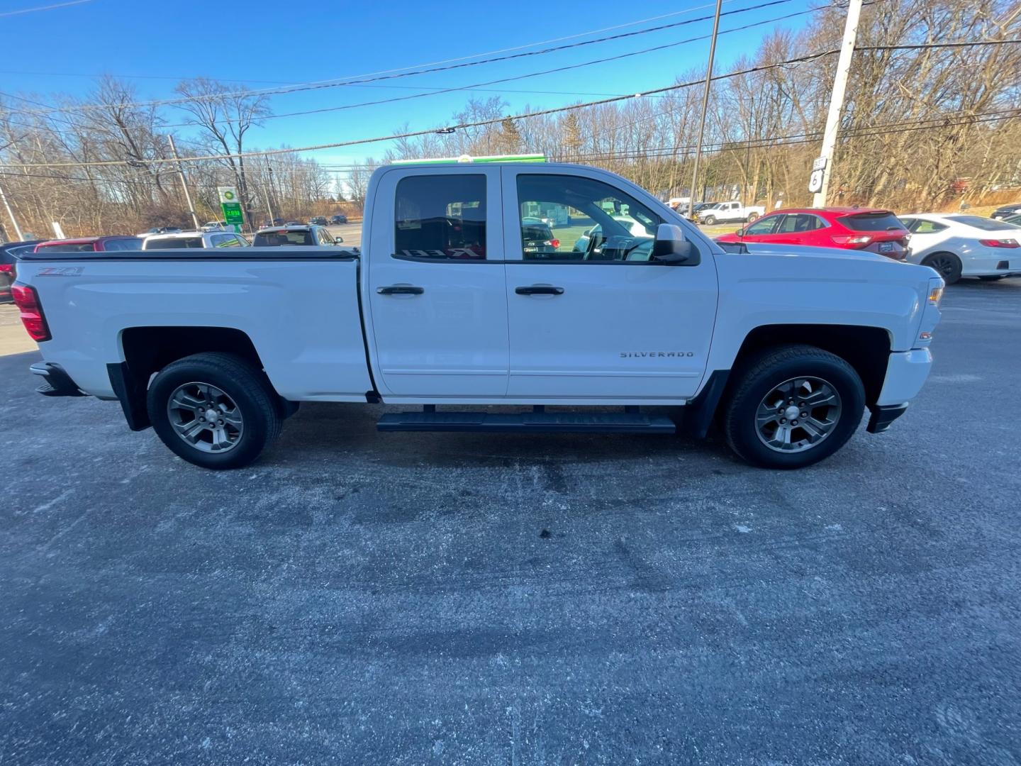 2017 White /Black Chevrolet Silverado 1500 LT Z71 Double Cab 4WD (1GCVKREC8HZ) with an 5.3L V8 OHV 16V engine, 6-Speed Automatic transmission, located at 11115 Chardon Rd. , Chardon, OH, 44024, (440) 214-9705, 41.580246, -81.241943 - Photo#8